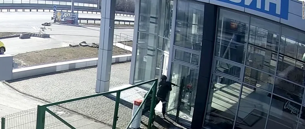 FOTO - VIDEO | „Sunt niște călăi”. Soldați ruși, filmați când împușcă doi civili neînarmați