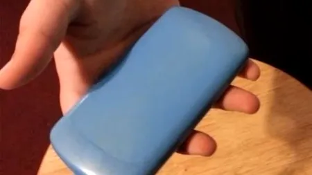 Îți ții telefonul mobil în HUSĂ pe timp de vară? Greșeala pe care mulți români o fac