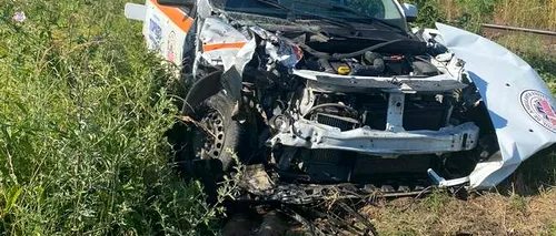 O ambulanță a fost lovită de tren în județul Caraș-Severin