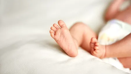 O femeie infectată cu COVID-19, intubată de o lună, a dat naştere unui copil