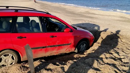 Amendă usturătoare pentru un șofer constănțean care s-a împotmolit pe plajă: A vrut să simtă nisipul sub roțile mașinii