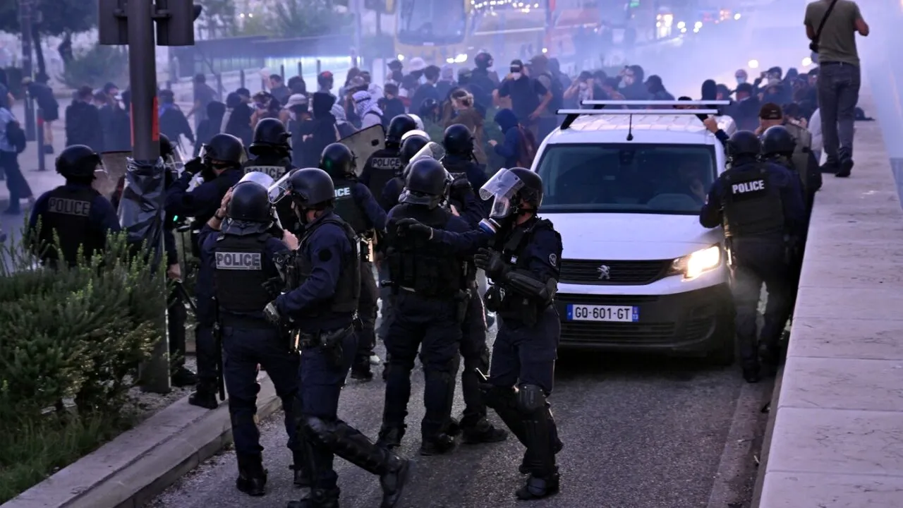 Greve și PROTESTE masive în Franța. Până 900.000 de persoane, printre care profesorii și medicii, în stradă: „Ajunge cu sacrificiile”