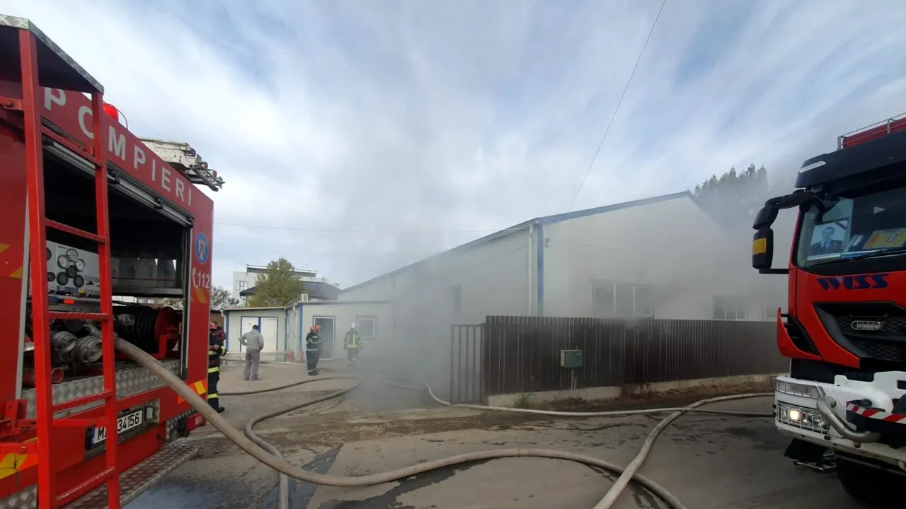 Incendiu violent la un service din Bragadiru. Pompierii au intervenit și au reușit să lichideze flacăra