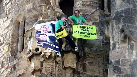 Activiști ai Greenpeace au escaladat Sagrada Familia din Barcelona
