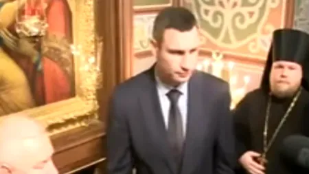 Imaginile care i-au amuzat pe ucraineni: primarul Kievului, fostul luptător Vitali Klitschko, încearcă să pupe o icoană. Ce l-a „reținut