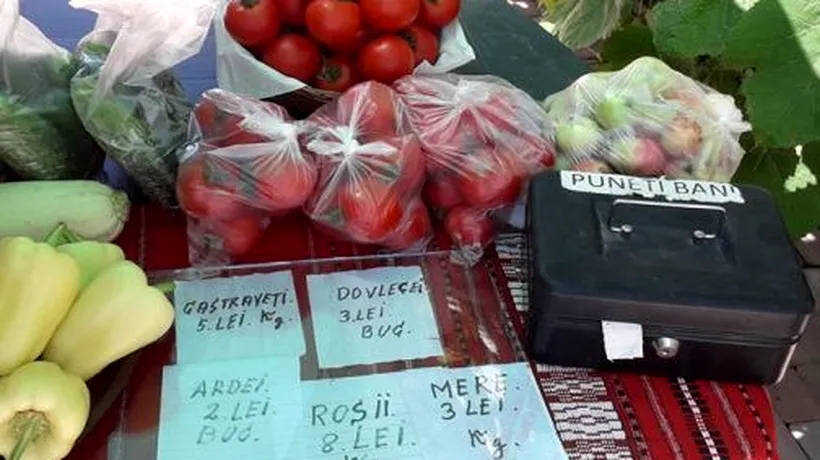 O tarabă dintr-un sat din Timiș nu are vânzător. Se merge pe încredere: clienții iau produsele și lasă banii într-o cutie - VIDEO