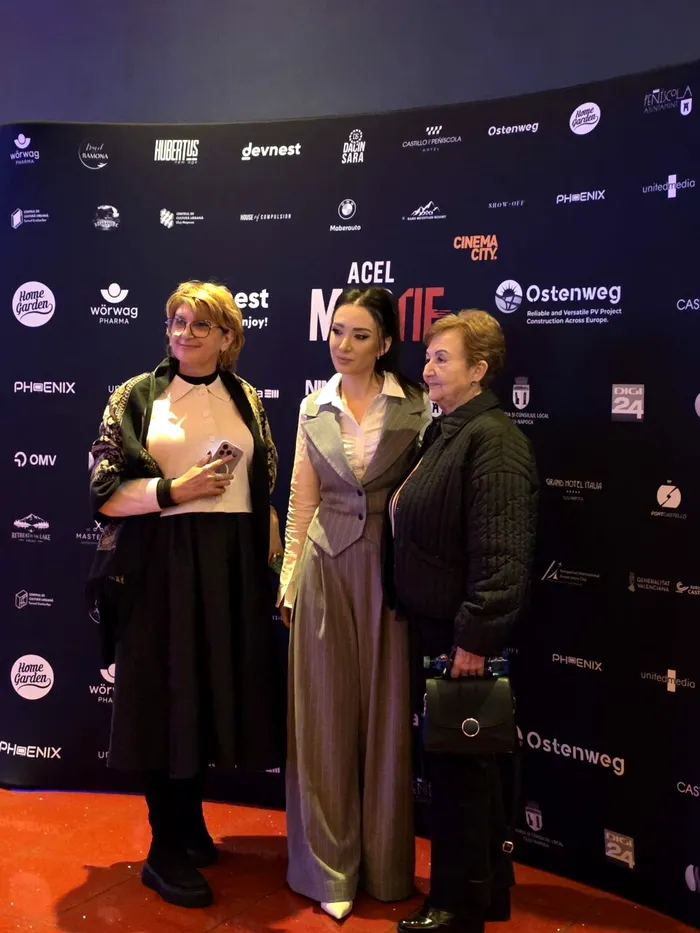Scenarista Olivia Odăianu, alături de prietenii prezenţi la avanpremiera filmului 