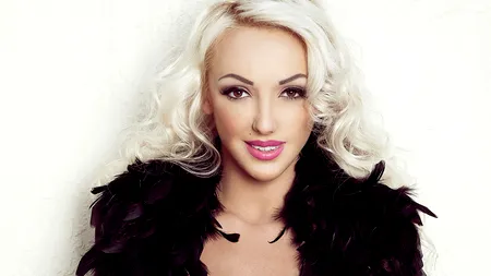 Alexandra, fiica prezicătoarei Carmen Harra, pe coperta Playboy din octombrie