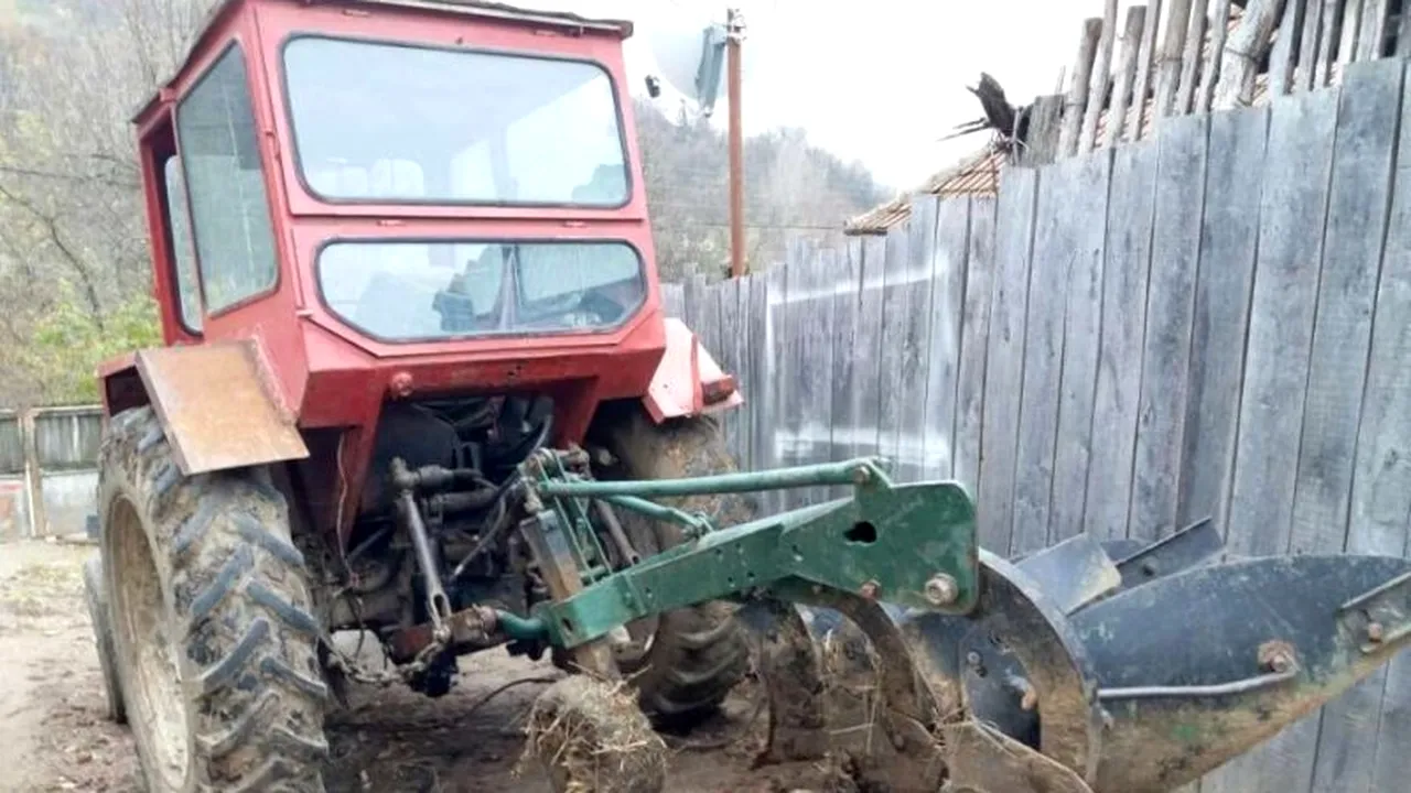 Petrecere cu peripeții pentru doi bărbați din Iași. S-au îmbătat la Bosia și au ajuns la mall cu tractorul