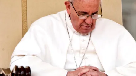 Papa Francisc s-a rugat cu masca pe față pentru victimele pandemiei și războaielor