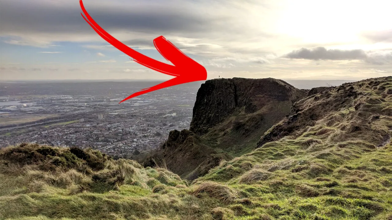 Aflându-se în drumeție pe munte, un tânăr a făcut această poză. Abia acasă a realizat ce detaliu fabulos fotografiase, de fapt