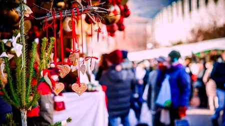 Suma plătită de o turistă pentru trei mici, un cârnat, jumări și cartofi prăjiți la Târgul de Crăciun Craiova: 