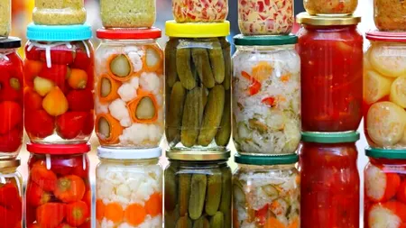 Cât cheltuie românii pe conservele de toamnă 