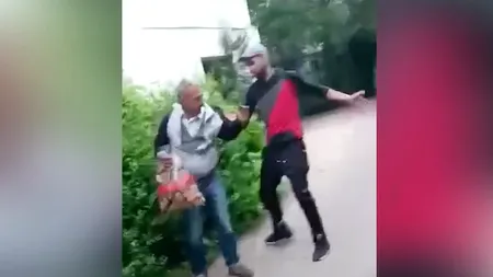 VIDEO ȘOCANT | Bătrân bătut cu pumnii și picioarele pe stradă. Agresorul și-a pus fiul de 12 ani să filmeze scenele de coșmar