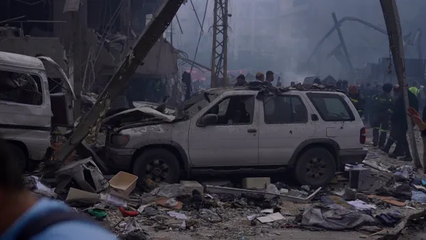 Israelul bombardează Libanul și după ce Hezbollah a anunțat că își suspendă atacurile. Cel puțin 100 de morți și răniți. Apelul premierului libanez