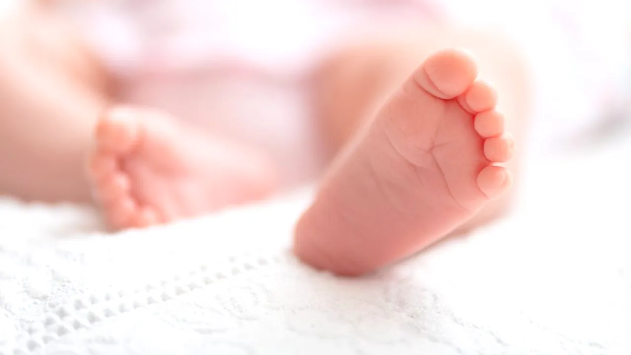 Bebeluș mort după ce mama sa, o adolescentă de 16 ani, l-a născut acasă 