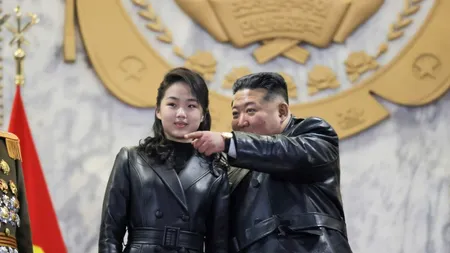 Paradă militară grandioasă la Phenian: Kim Jong Un s-a lăudat cu armata și fiica în Piața Kim Il Sung. Liderul nord-coreean promite că va consolida programul nuclear al țării