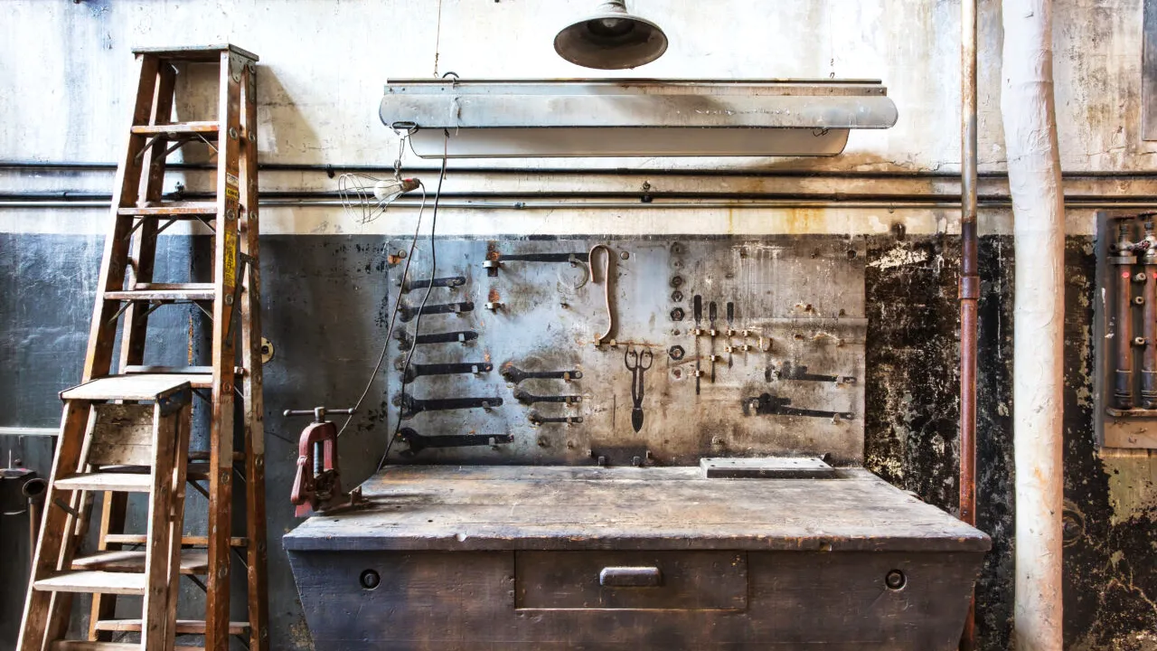 Descoperirea care l-a făcut pe un bărbat din Anglia mai bogat 800.000 de euro. Ce a găsit într-un garaj vechi, sub biroul său de lucru