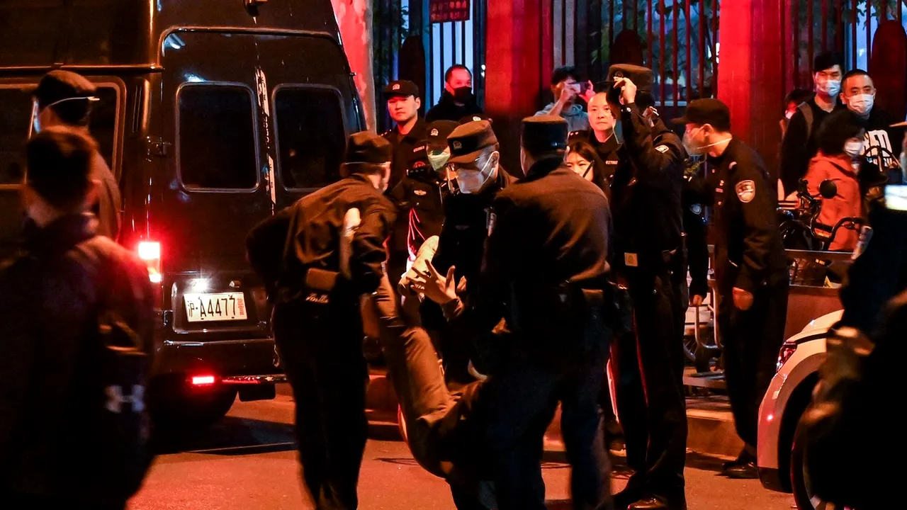 China: Proteste împotriva politicii „zero COVID”. Manifestanții spun că restricțiile au dus la moartea a cel puțin zece persoane în urma unui incendiu