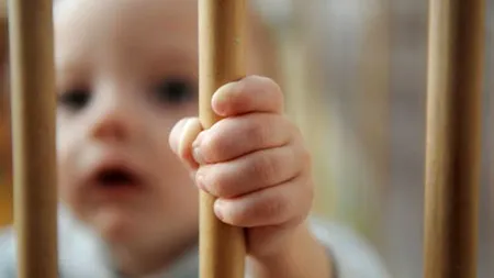 Copilă de nici doi ani, abandonată într-o clădire din Iași. Fetița era în grija unei persoane fără adăpost