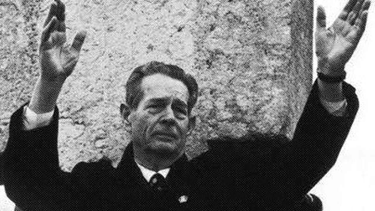 A publicat o fotografie alb-negru cu Regele Mihai, apoi a postat mesajul: ''Fie, Doamne, după voia Ta, nu după voia noastră. Amin!''