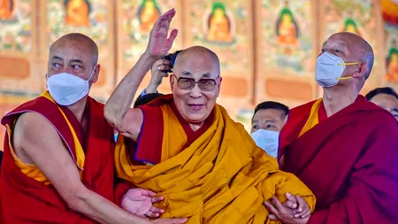 VIDEO | Dalai Lama, implicat într-un scandal monstru după ce a sărutat un copil pe gură și i-a cerut să îi sugă limba
