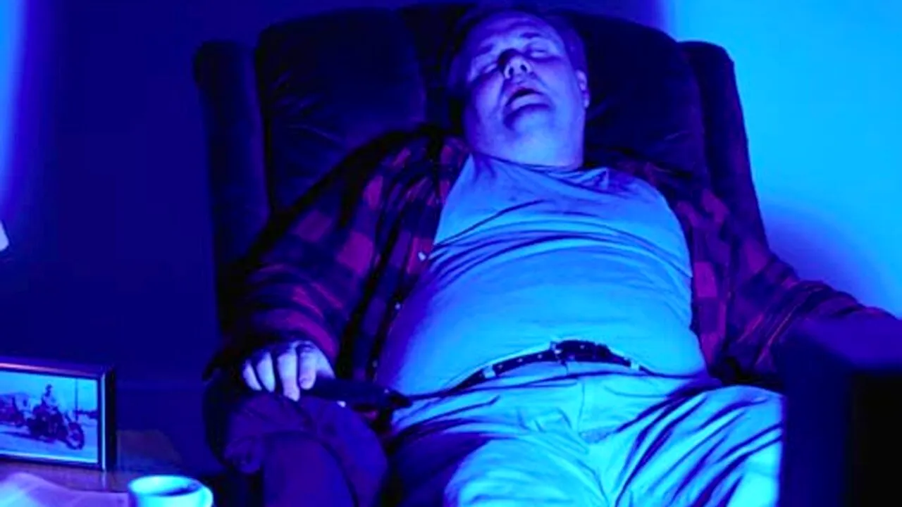 Ce pățești dacă adormi cu televizorul deschis, de fapt. Riscurile sunt inimaginabile