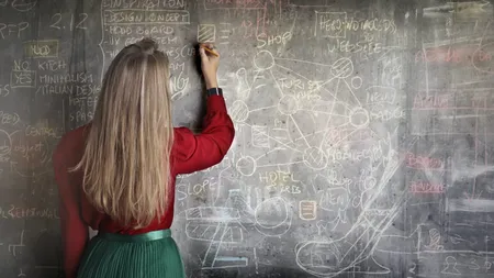 Notele pe care le obțin elevii la clasă ar putea fi motivul pentru care vor fi majorate salariile profesorilor