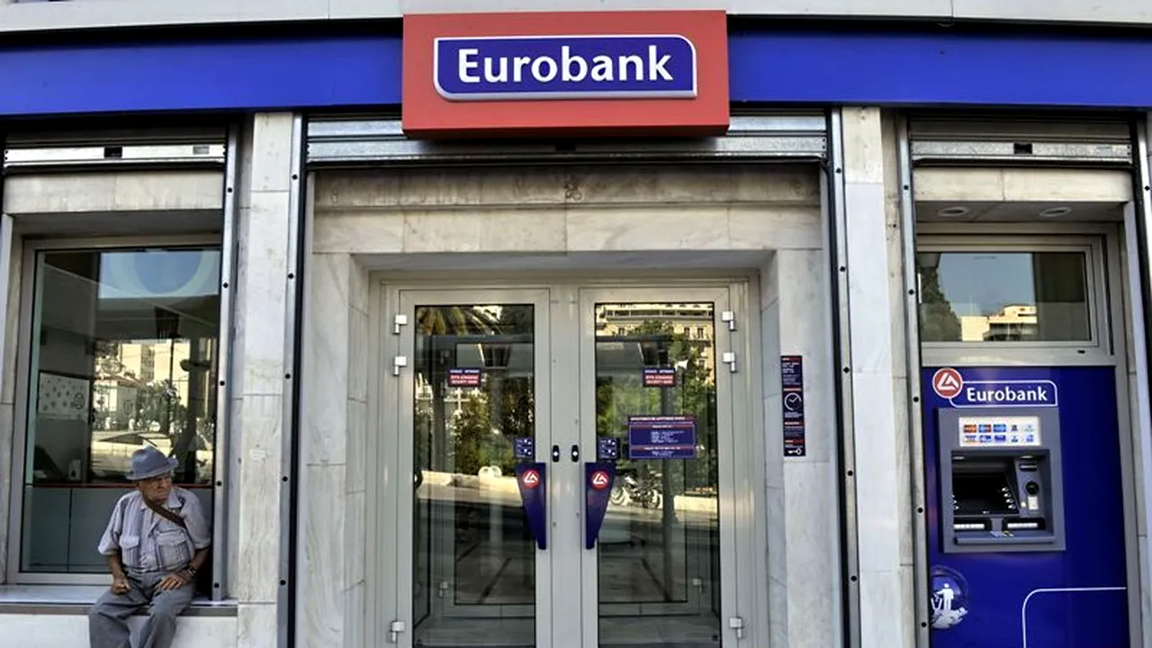 Grecii încep să-și ducă din nou banii la banci