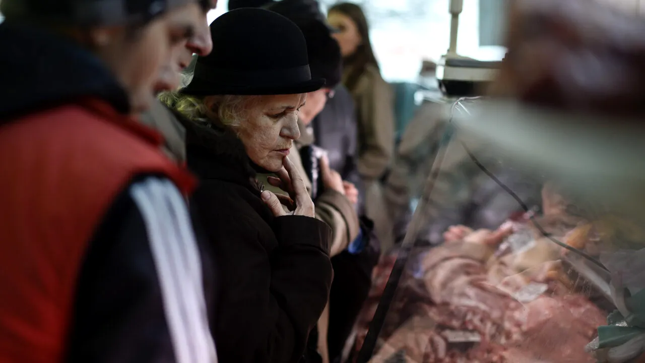 VIDEO: Control în piețe înainte de Crăciun: Aproape 100 de societăţi care vând produse alimentare, verificate de polițiști, ANSVSA, DSP și Protecția Consumatorului / Amenzi de peste 170.000 lei 
