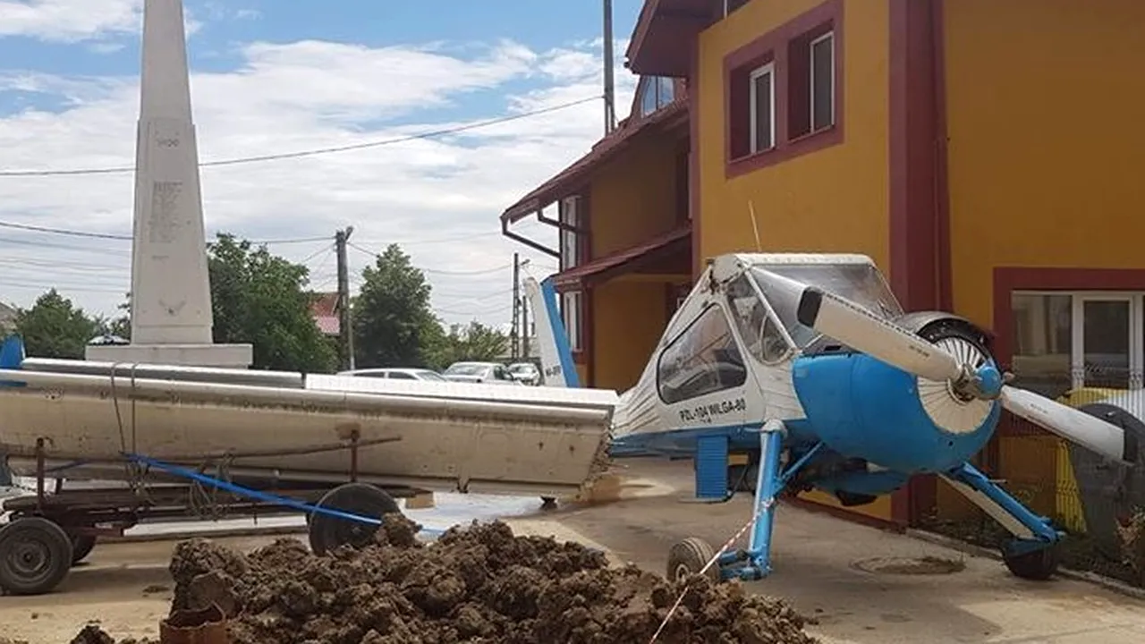 Monumentul care nu simbolizează NIMIC. O primărie din Argeș are UN AVION la poartă