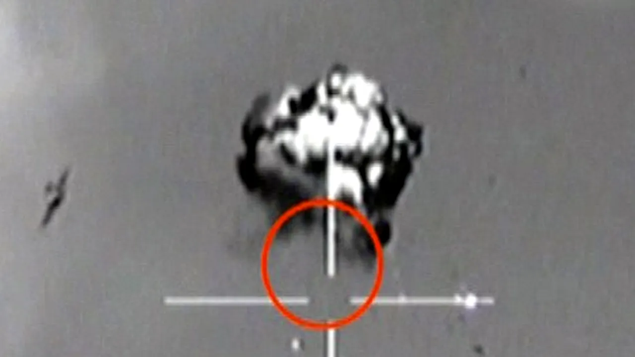 VIDEO - Momentul în care aviația DOBOARĂ un avion neidentificat