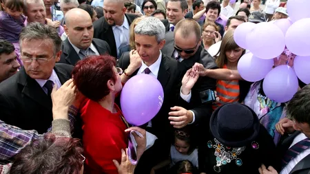 Dan Diaconescu, reclamat că a împărțit mici, biscuiți și căciulițe înainte de startul campaniei electorale. 