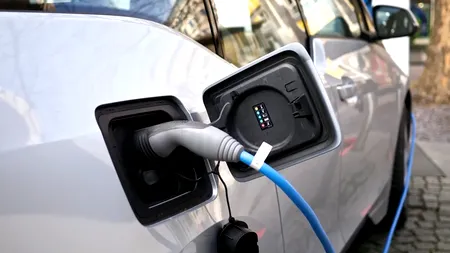 Europa, pas înapoi în „războiul” cu China pe piața bateriilor pentru mașinile electrice. Un producător suedez a inițiat procedura de FALIMENT