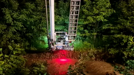 Patru familii dintr-o comună din Neamţ au refuzat evacuarea. Pompierii  le-au dus pâine și lapte praf persoanelor izolate (FOTO&VIDEO)