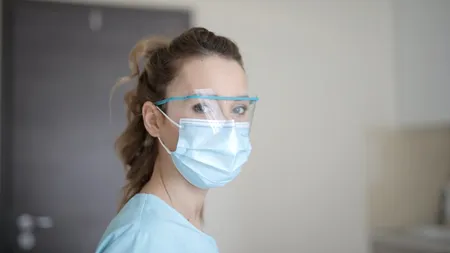 8 ȘTIRI DE LA ORA 8. Studiu american: Un nou tip de coronavirus ar putea trece dincolo de măștile de protecție