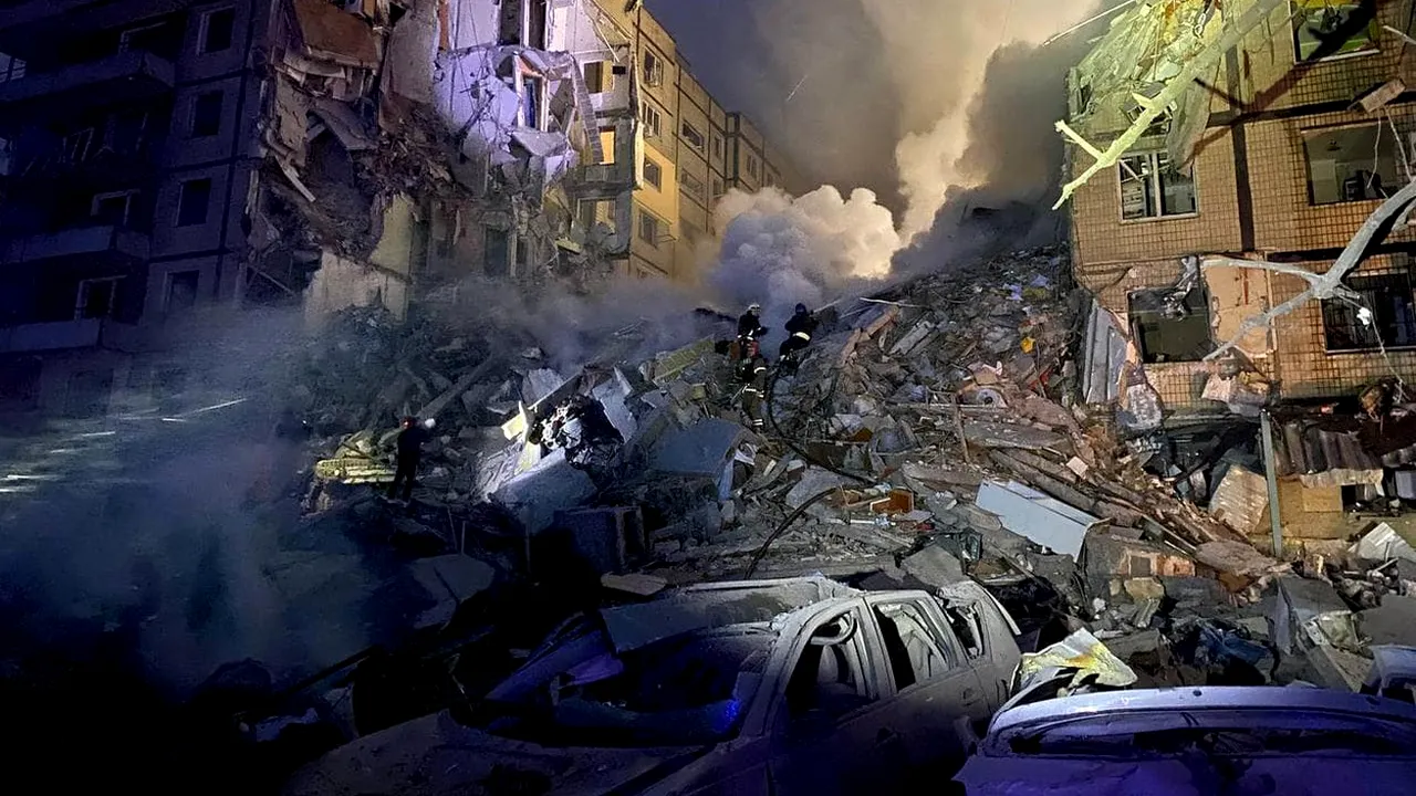 Cel puțin cinci morți și 27 de răniți în urma unui atac cu rachete asupra unui bloc din estul Ucrainei