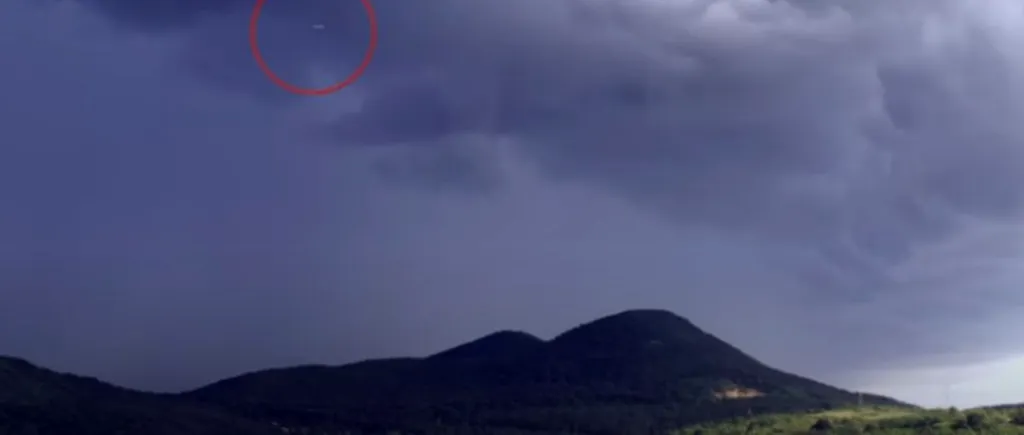 VIDEO | Un OBIECT zburător de formă cilindrică a fost surprins în Ungaria: „Felul în care se mișcă este..”