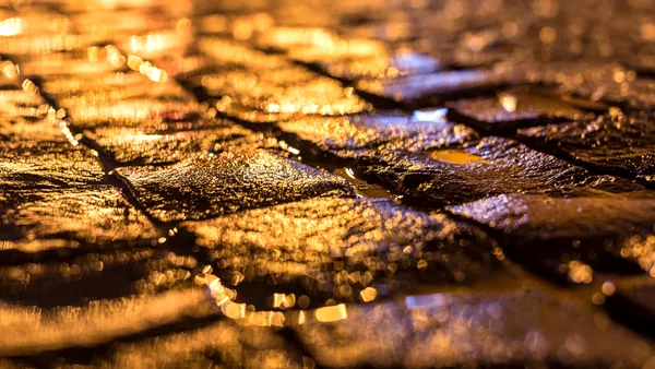 Un oraș în care tot mai mulți români s-au stabilit în ultimii ani va avea prima stradă din lume complet pavată cu aur