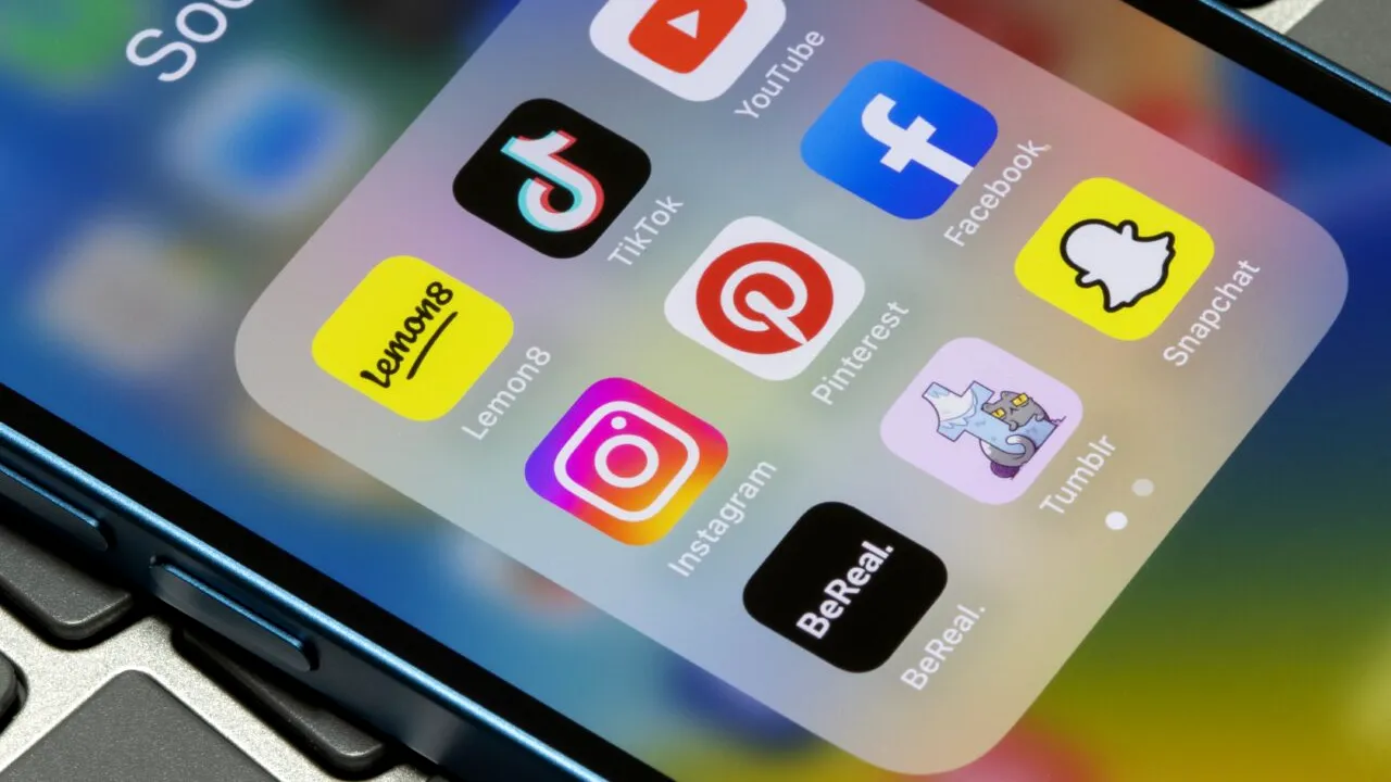 Companiile de social media, date în JUDECATĂ de sute de familii. „Am fost dependentă de social media, iar acum dau în judecată Big Tech”