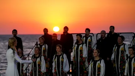 Răsărit de poveste pe acordurile muzicii. Corul Madrigal și actorul Marius Manole, spectacol extraordinar pe malul mării, în fața a sute de spectatori