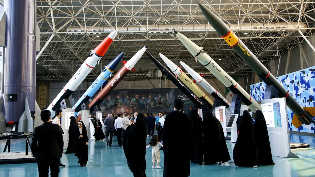 Iranul este dispus să vândă arme avansate în schimbul criptomonedelor. Care este motivul