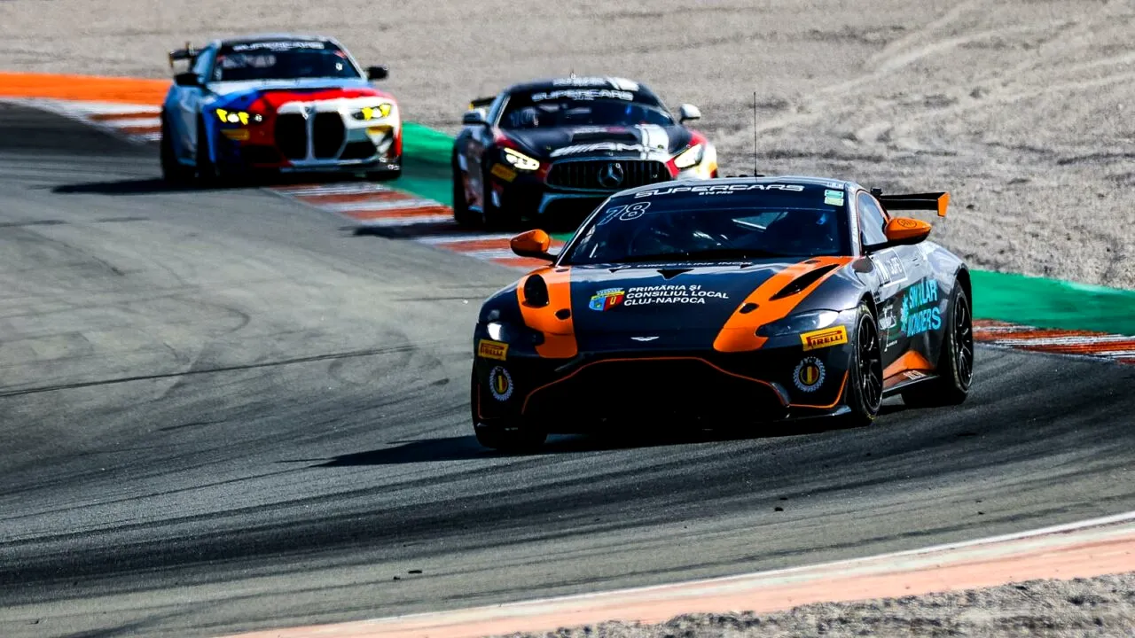 El e românul care face FURORI în Supercars. La 17 ani pilotează un Aston Martin