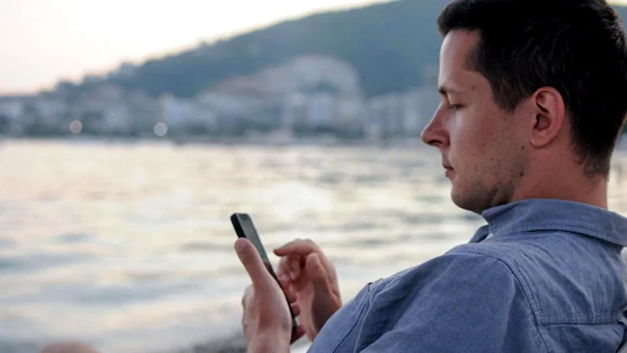 Ce cost suplimentar la telefon a făcut, din greșeală, un turist român în Corfu. Câți euro are de plătit la Vodafone