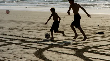 Gest IMPRESIONANT făcut de un fotbalist. A plătit ca SUTE de copii să vadă un meci
