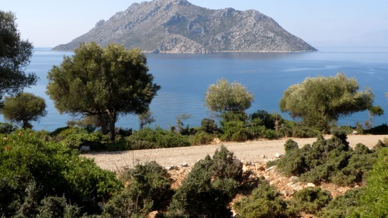 Familia regală din Qatar a cumpărat o insulă grecească. GALERIE FOTO