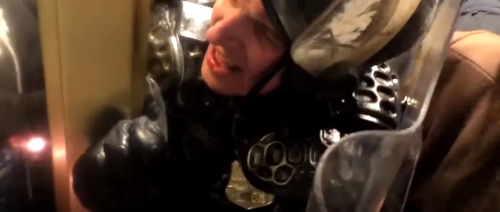 Momente șocante din timpul asaltului asupra Capitoliului: Un polițist este strivit între uși de mulțimea furioasă! - VIDEO