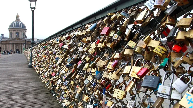 Primăria din Paris a început eliminarea lacătelor iubirii de pe celebrul Pont des Arts