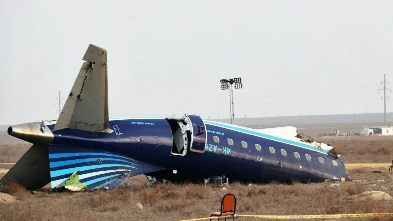 Tragedia aviatică din Kazahstan. Azerbaijan Airlines suspendă zborurile către şapte oraşe din Rusia 