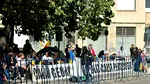 Zeci de oameni scandează lozinci de susținere pentru Călin Georgescu, în fața Arestului Central. A apărut și primul cort